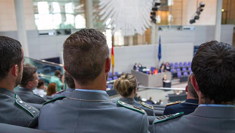 Die Auslandseinsätze der Bundeswehr unterliegen dem Parlamentsvorbehalt. Der Bundestag genehmigt sie für einen bestimmten Zeitraum. Die Auslandseinsätze der Bundeswehr unterliegen dem Parlamentsvorbehalt. Der Bundestag genehmigt sie für einen bestimmten Zeitraum.