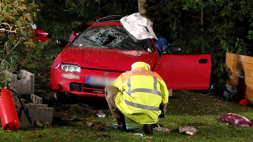 Bei dem schrecklichen Unfall wurden drei Menschen getötet und drei weitere schwer verletzt. Die Bilder.