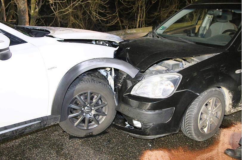 Am Donnerstagabend ist ein Mann auf glatter Straße in den Gegenverkehr geraten und frontal mit dem Auto eines 23-Jährigen zusammengestoßen.