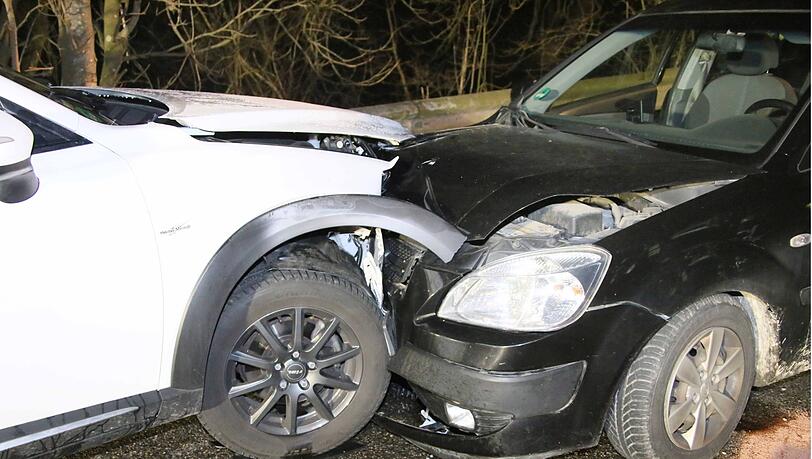 Am Donnerstagabend ist ein Mann auf glatter Straße in den Gegenverkehr geraten und frontal mit dem Auto eines 23-Jährigen zusammengestoßen. Am Donnerstagabend ist ein Mann auf glatter Straße in den Gegenverkehr geraten und frontal mit dem Auto eines 23-Jährigen zusammengestoßen.