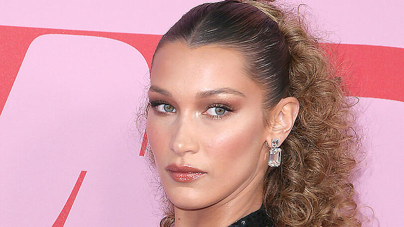 Bella Hadid mit goldbrauner Lockenmähne