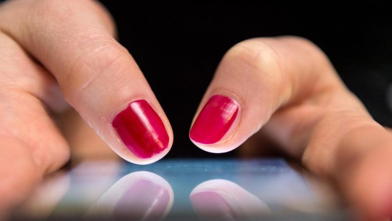 Eine Frau tippt auf einem Smartphone. Foto: Sebastian Gollnow/dpa/Archiv Eine Frau tippt auf einem Smartphone. Foto: Sebastian Gollnow/dpa/Archiv