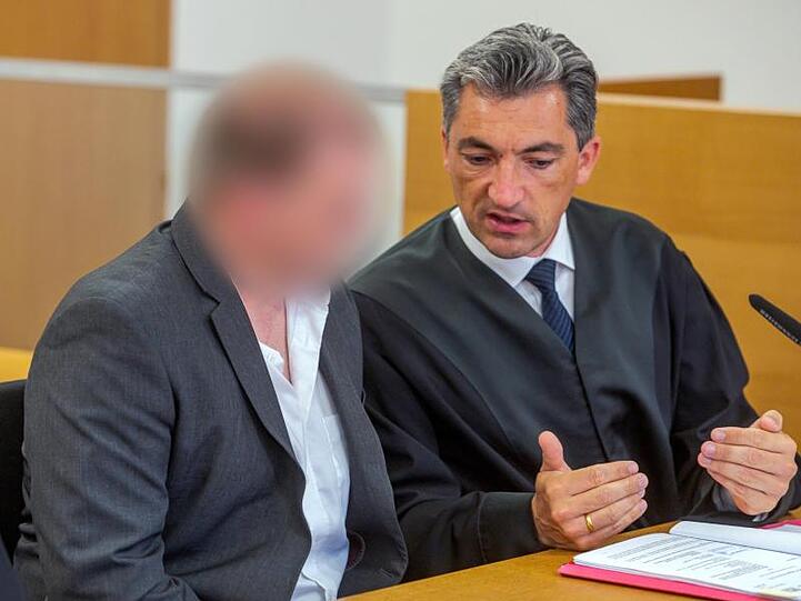 Der Angeklagte (l) sitzt im Verhandlungssaal des Landgerichts neben seinem Verteidiger Ronny Raith. Foto: Armin Weigel