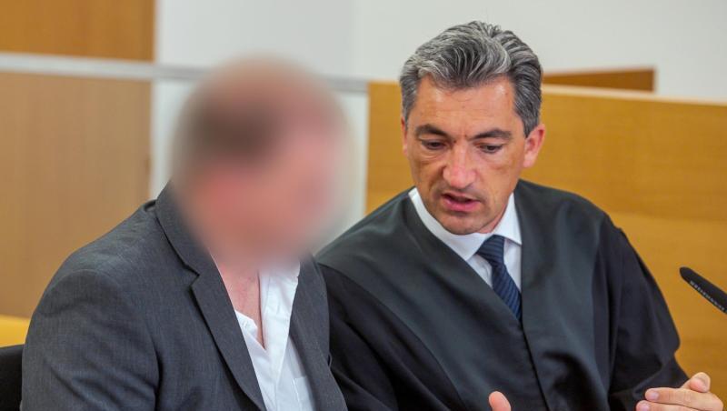 Der Angeklagte (l) sitzt im Verhandlungssaal des Landgerichts neben seinem Verteidiger Ronny Raith. Foto: Armin Weigel Der Angeklagte (l) sitzt im Verhandlungssaal des Landgerichts neben seinem Verteidiger Ronny Raith. Foto: Armin Weigel