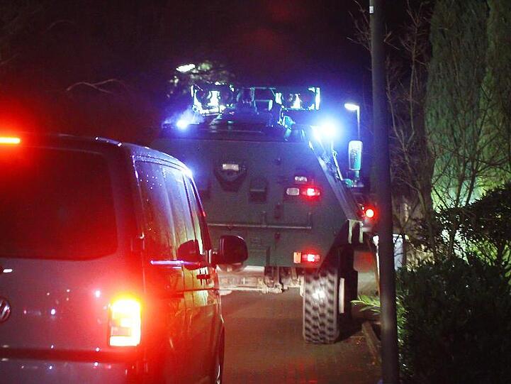 In mehreren Städten im Ruhrgebiet wurden Objekte gestürmt und durchsucht.