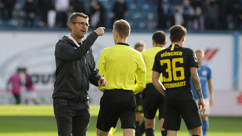 Michael Köllner diskutiert mit dem Schiedsrichter-Assistenten.Rostock Copyright: xAndyxBuenning/xEibner-Pressefotox EP_abg
