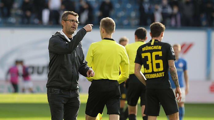 Michael Köllner diskutiert mit dem Schiedsrichter-Assistenten.Rostock Copyright: xAndyxBuenning/xEibner-Pressefotox EP_abg