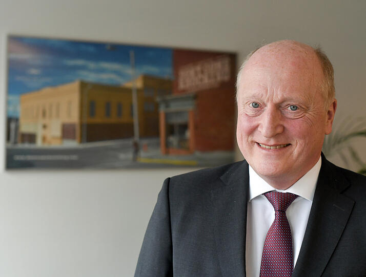 Peter Dinges. Der 59-jährige Jurist arbeitete unter anderem für das Medienunternehmen Telepool, bevor er 2004 den Chefposten bei der Filmförderungsanstalt übernahm.