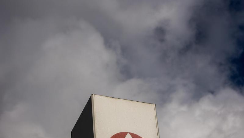 Wolken ziehen über ein Schild der Agentur für Arbeit und dem Berlin-Lichtenberg. (Archivbild).