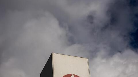 Wolken ziehen über ein Schild der Agentur für Arbeit und dem Berlin-Lichtenberg. (Archivbild).