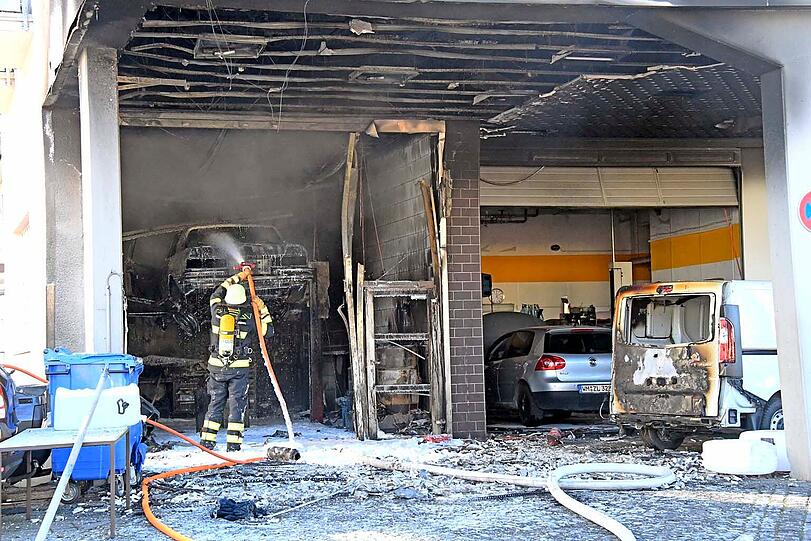 Den entstandenen Schaden schätzt die Feuerwehr auf rund 100.000 Euro.