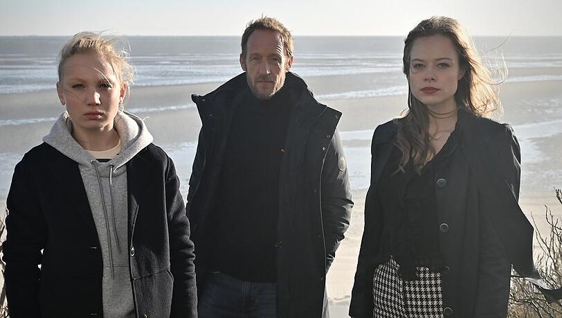 Die drei zentralen Figuren in "Die Therapie": Tochter Josy (Helena Zengel), Vater Viktor Larenz (Stephan Kampwirth) und die mysteriöse Anna (Emma Bading).