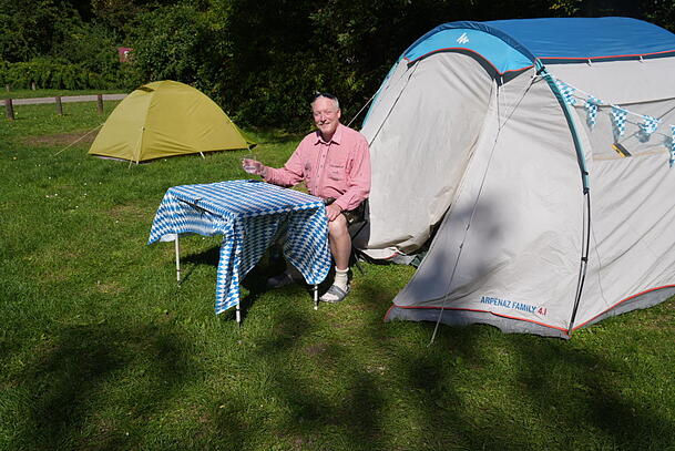 Jan (51) aus Holland genießt das Wiesn-Camping schon seit zwölf Jahren. Bis letztes Jahr war sogar seine Mutter (84) mit von der Partie. Jan (51) aus Holland genießt das Wiesn-Camping schon seit zwölf Jahren. Bis letztes Jahr war sogar seine Mutter (84) mit von der Partie.