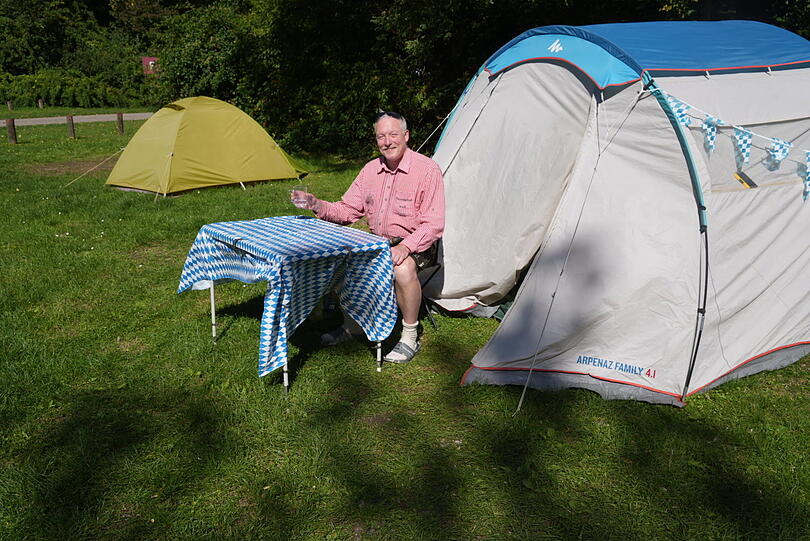 Jan (51) aus Holland genießt das Wiesn-Camping schon seit zwölf Jahren. Bis letztes Jahr war sogar seine Mutter (84) mit von der Partie.