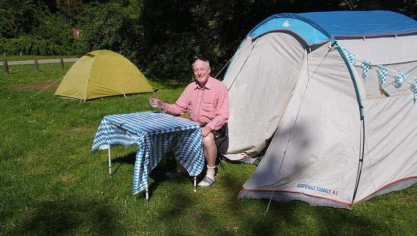 Jan (51) aus Holland genießt das Wiesn-Camping schon seit zwölf Jahren. Bis letztes Jahr war sogar seine Mutter (84) mit von der Partie.