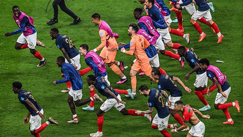 Frankreichs Spieler stürmen nach dem Sieg gegen Marokko zu ihren Fans.