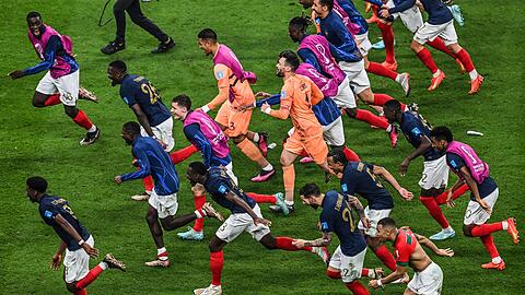 Frankreichs Spieler stürmen nach dem Sieg gegen Marokko zu ihren Fans.