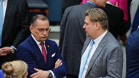 Die AfD-Spitze - links Parteichef Tino Chrupalla - ist wieder einmal mit Negativ-Schlagzeilen um Parteikollege Maximilian Krah (r.) konfrontiert. Krah ist gerade erst neu in den Bundestag eingezogen. (Archivbild)