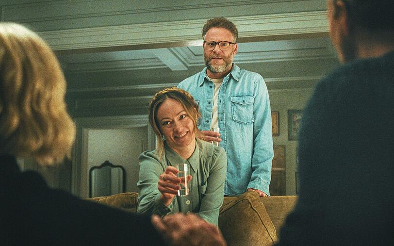 Angela (Olivia Wilde) und Joe (Seth Rogen) haben Probleme mit sich selbst und Probleme mit ihren Nachbarn. Vielleicht macht ein Dinnerabend zu viert ja alles besser?