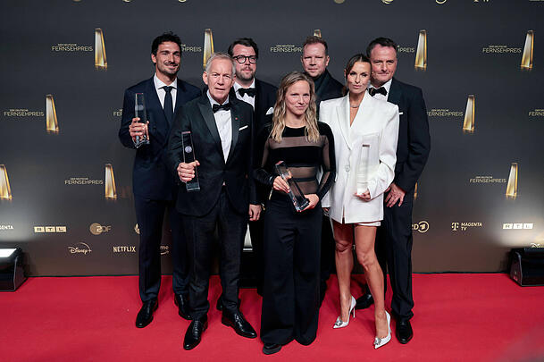Johannes B. Kerner (2. v. li.) und seine MagentaTV-Kollegen beim Deutschen Fernsehpreis in Köln. Thomas Müller war nicht vor Ort. Johannes B. Kerner (2. v. li.) und seine MagentaTV-Kollegen beim Deutschen Fernsehpreis in Köln. Thomas Müller war nicht vor Ort.