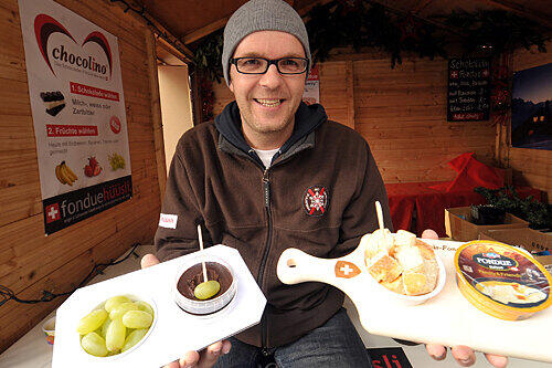 Ob mit Brot und Käse (rechts) oder mit Trauben und Schokolade (links) &ndash; Oliver Rüttimann schwört auf Schweizer Fondue.