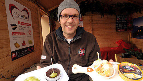 Ob mit Brot und Käse (rechts) oder mit Trauben und Schokolade (links) – Oliver Rüttimann schwört auf Schweizer Fondue. Ob mit Brot und Käse (rechts) oder mit Trauben und Schokolade (links) – Oliver Rüttimann schwört auf Schweizer Fondue.