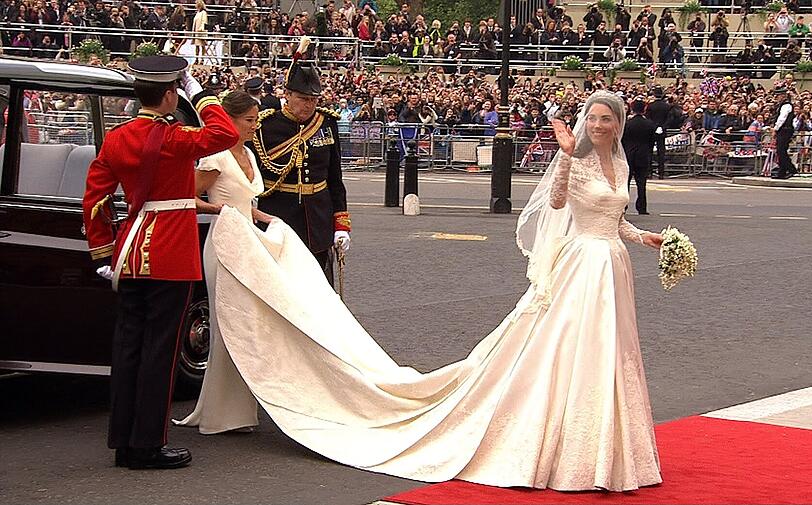 Das ist Englands zukünftige Königin: Kate Middleton kommt im weißen Brautkleid an der Abbey an.