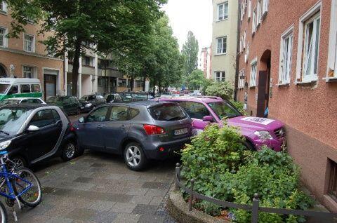 Die rosafarbene Schnauze ist ganz schön eingedrückt: Der Fahrer dieses Mercedes ist von der Straße abgekommmen und in der Au gegen ein Wohnhaus geprallt.