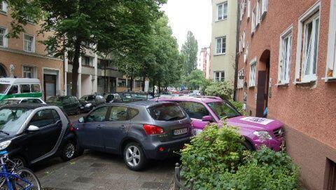 Die rosafarbene Schnauze ist ganz schön eingedrückt: Der Fahrer dieses Mercedes ist von der Straße abgekommmen und in der Au gegen ein Wohnhaus geprallt. Die rosafarbene Schnauze ist ganz schön eingedrückt: Der Fahrer dieses Mercedes ist von der Straße abgekommmen und in der Au gegen ein Wohnhaus geprallt.