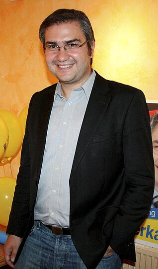 Auch der FDP-Politiker Serkan Tören kriegt im neuen Bushido-Song sein Fett weg: Die Zeile "Ich mach Schlagzeilen, fick deine Partei und ich will, dass Serkan Tören jetzt ins Gras beißt" bewegte auch Tören dazu, Strafanzeige gegen Bushido zu erstatten.