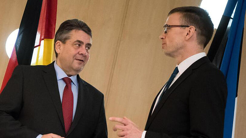 Bundesaußenminister Gabriel zusammen mit seinem estnischen Amtskollegen Sven Mikser in Tallinn.
