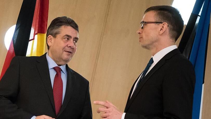 Bundesaußenminister Gabriel zusammen mit seinem estnischen Amtskollegen Sven Mikser in Tallinn. Bundesaußenminister Gabriel zusammen mit seinem estnischen Amtskollegen Sven Mikser in Tallinn.