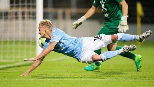 Benjamin Kindsvater: Zu Saisonbeginn von einem Innenbandriss zurückgeworfen. Pfeilschneller Akteur mit großem Talent im Dribbling. Zu schnell für sich selbst? Ab und zu rannte er sich fest, bevor das Abspiel kam. Drei Tor-Vorbereitungen, zuletzt beim 3:0 gegen Schalding-Heining mit Saisontreffer Nummer eins. Effektivitäts-Knoten geplatzt? Note 3 Benjamin Kindsvater: Zu Saisonbeginn von einem Innenbandriss zurückgeworfen. Pfeilschneller Akteur mit großem Talent im Dribbling. Zu schnell für sich selbst? Ab und zu rannte er sich fest, bevor das Abspiel kam. Drei Tor-Vorbereitungen, zuletzt beim 3:0 gegen Schalding-Heining mit Saisontreffer Nummer eins. Effektivitäts-Knoten geplatzt? Note 3