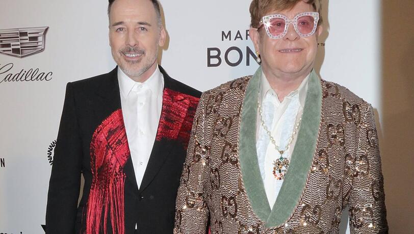 In ausgefallenen Sakkos begrüßte Sir Elton John die Gäste gemeinsam mit seinem Ehemann David Furnish. In ausgefallenen Sakkos begrüßte Sir Elton John die Gäste gemeinsam mit seinem Ehemann David Furnish.