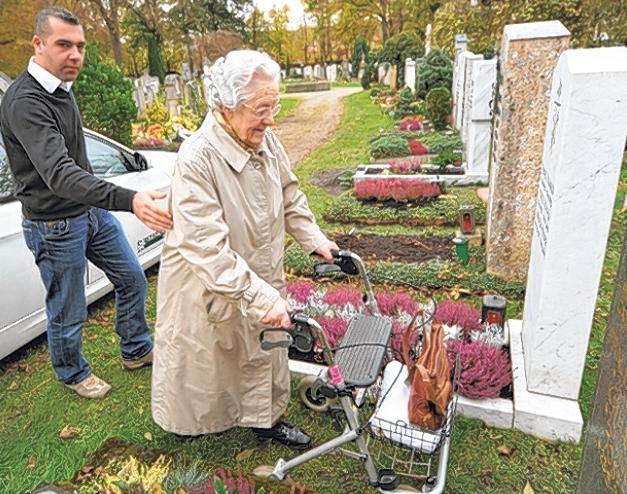 Helfer wie Ali Roughani begleiten Senioren auf den Friedhof. Ihr Service ist kostenlos.