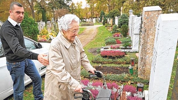 Helfer wie Ali Roughani begleiten Senioren auf den Friedhof. Ihr Service ist kostenlos. Helfer wie Ali Roughani begleiten Senioren auf den Friedhof. Ihr Service ist kostenlos.