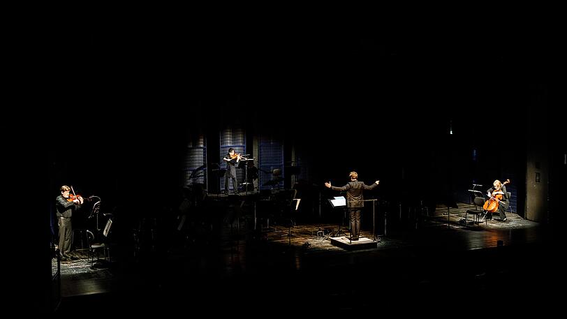 Kampf für drei Streicher: Kelvin Hawthorne (Viola), Yuki Kasai (Violine), Clemens Schuldt (Dirigent) und Bridget MacRae (Cello, v. l. ) spielen Górecki im Carl-Orff-Saal.