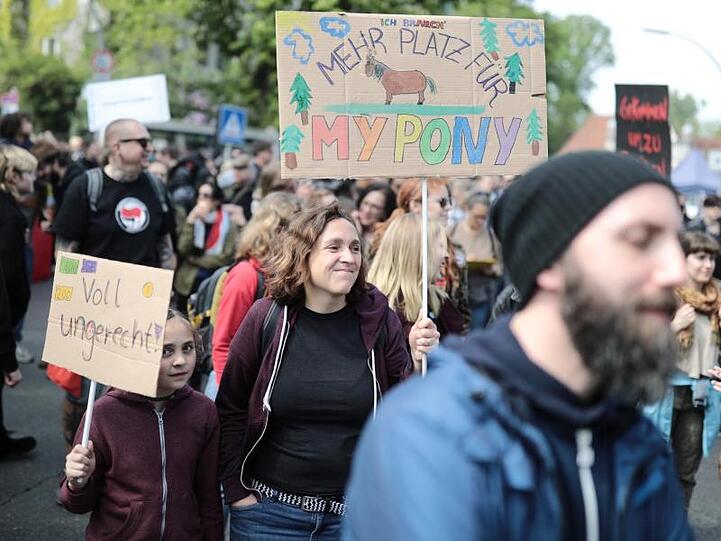 Teilnehmer der Demonstration "my Gruni" in Berlin-Grunewald.