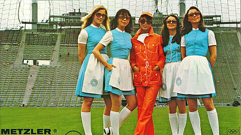 Fabelhafter Kontrast: Dirndl-Damen und die Platzanweiserin haben durch Jackie-O.-Brillen in die Zukunft geblickt.