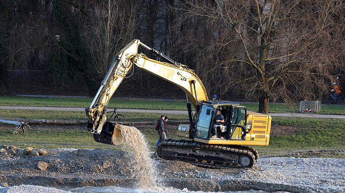 Schweres Gerät im Einsatz: Kiesarbeiten im Isar-Bett.