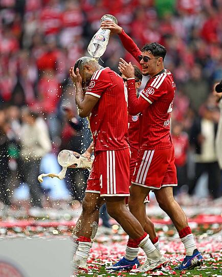 Aleksandar Pavlovic (r.) besch&uuml;ttet Jonathan Tah mit ordentlich Bier.
