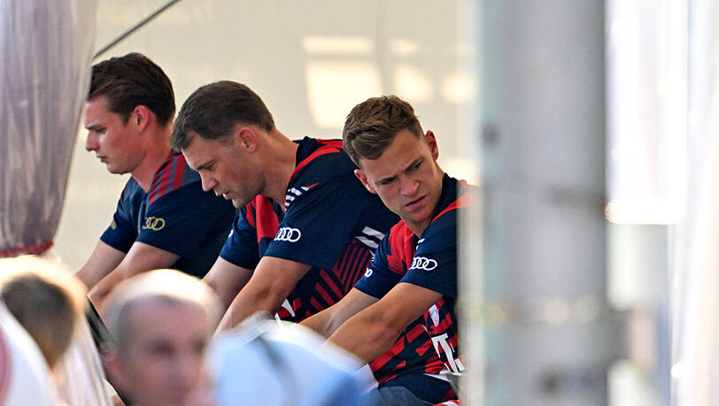 Radeln im Zelt nebenan: Die Bayern um Joshua Kimmich.