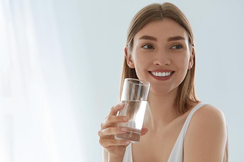 Laut der Deutschen Gesellschaft für Ernährung sollte ein Erwachsener etwa 1,5 Liter Wasser am Tag trinken, besser sogar mehr. Bei einem täglichen Wasserkonsum von 2 bis 3 Litern wird der Körper mit ausreichend Flüssigkeit versorgt. Denn wer langfristig zu wenig trinkt, muss mit schweren Folgen wie Osteoporose rechnen, da sich der Körper Wasser sogar aus den Knochen zieht. Laut der Deutschen Gesellschaft für Ernährung sollte ein Erwachsener etwa 1,5 Liter Wasser am Tag trinken, besser sogar mehr. Bei einem täglichen Wasserkonsum von 2 bis 3 Litern wird der Körper mit ausreichend Flüssigkeit versorgt. Denn wer langfristig zu wenig trinkt, muss mit schweren Folgen wie Osteoporose rechnen, da sich der Körper Wasser sogar aus den Knochen zieht.