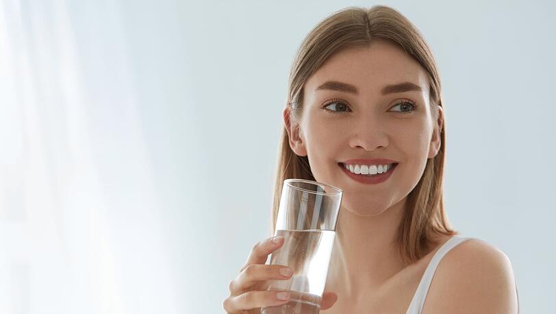 Laut der Deutschen Gesellschaft für Ernährung sollte ein Erwachsener etwa 1,5 Liter Wasser am Tag trinken, besser sogar mehr. Bei einem täglichen Wasserkonsum von 2 bis 3 Litern wird der Körper mit ausreichend Flüssigkeit versorgt. Denn wer langfristig zu wenig trinkt, muss mit schweren Folgen wie Osteoporose rechnen, da sich der Körper Wasser sogar aus den Knochen zieht. Laut der Deutschen Gesellschaft für Ernährung sollte ein Erwachsener etwa 1,5 Liter Wasser am Tag trinken, besser sogar mehr. Bei einem täglichen Wasserkonsum von 2 bis 3 Litern wird der Körper mit ausreichend Flüssigkeit versorgt. Denn wer langfristig zu wenig trinkt, muss mit schweren Folgen wie Osteoporose rechnen, da sich der Körper Wasser sogar aus den Knochen zieht.