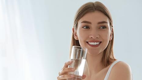 Laut der Deutschen Gesellschaft f&uuml;r Ern&auml;hrung sollte ein Erwachsener etwa 1,5 Liter Wasser am Tag trinken, besser sogar mehr. Bei einem t&auml;glichen Wasserkonsum von 2 bis 3 Litern wird der K&ouml;rper mit ausreichend Fl&uuml;ssigkeit versorgt. Denn wer langfristig zu wenig trinkt, muss mit schweren Folgen wie Osteoporose rechnen, da sich der K&ouml;rper Wasser sogar aus den Knochen zieht.
