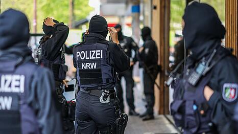Mehr als 140 Objekte waren durchsucht worden, 14 Haftbefehle wurden vollstreckt. Die Gro&szlig;razzia richtete sich dabei gegen ein Geldw&auml;sche-Netzwerk, das eng auf die Zusammenarbeit mit den "Hells Angels" setzte.
