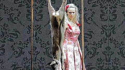 Kunst oder Mord? Im zweiten Akt der "Rusalka"-Inszenierung von Martin Kusej sollte ursprünglich ein totes Reh gehäutet werden.
