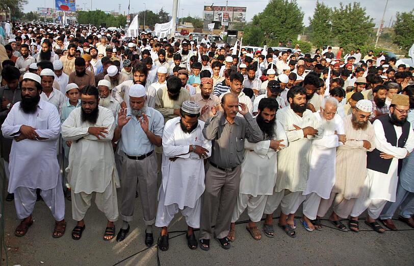 Die Islamisten haben eine starke Basis in Pakistan: Mitglieder von Jamaat-ud-Dawa organisieren ein Beerdigungsgebet in Abwesenheit für Osama bin Laden.