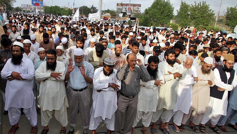 Die Islamisten haben eine starke Basis in Pakistan: Mitglieder von Jamaat-ud-Dawa organisieren ein Beerdigungsgebet in Abwesenheit für Osama bin Laden. Die Islamisten haben eine starke Basis in Pakistan: Mitglieder von Jamaat-ud-Dawa organisieren ein Beerdigungsgebet in Abwesenheit für Osama bin Laden.