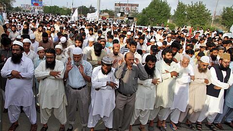 Die Islamisten haben eine starke Basis in Pakistan: Mitglieder von Jamaat-ud-Dawa organisieren ein Beerdigungsgebet in Abwesenheit für Osama bin Laden.